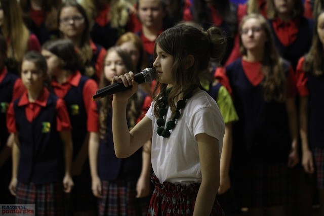 Programem złożonym z pieśni patriotycznych oraz wierszy uczcili Święto Niepodległości uczniowie Zespołu Szkół nr 8 na włocławskim Zawiślu.Spotkanie w sali gimnastycznej było także okazją dla rodziców na obejrzenie szkolnej izby pamięci.