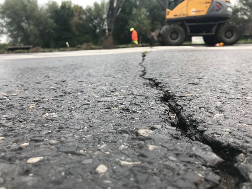 Kraków. Pęknięcia i wybrzuszenie na ulicy Nowohuckiej. Do końca tygodnia utrudnienia w przejeździe