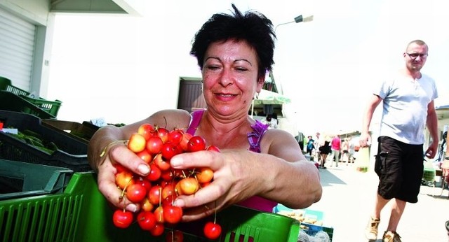 &#8211; W porównaniu z ubiegłym rokiem zdecydowanie najbardziej podrożały czereśnie &#8211; mówi Halina Wasilewska, sprzedająca owoce i warzywa na giełdzie przy ul. Andersa w Białymstoku