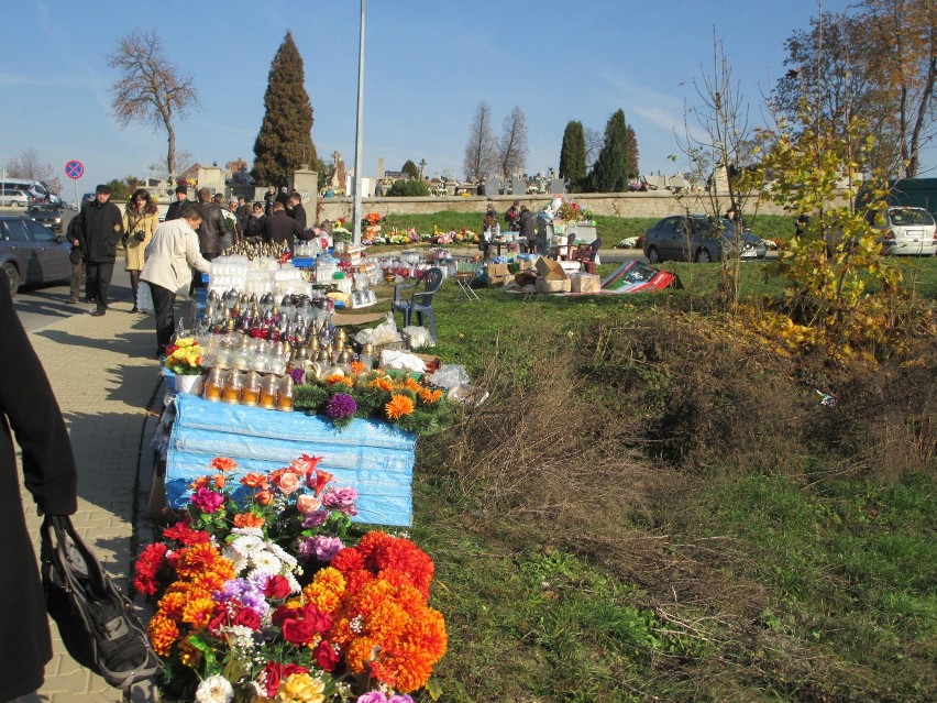 Wszystkich Świętych na staszowskim cmentarzu. Zapłonęło morze zniczy 