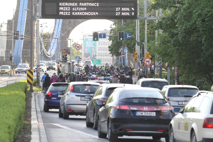 Obecnie podczas kontroli drogowej kierujący musi przy sobie...