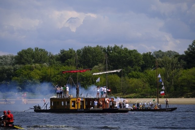 W Toruniu trwa festiwal Wisły.  W środę do późnych godzin  nocnych i w czwartek przez cały dzień na Bulwarze Filadelfijskim i samej Wiśle na torunian i turystów czeka mnóstwo atrakcji. Dzisiaj odbyła się parada kilkudziesięciu statków i łodzi wzdłuż Bulwaru Filadelfijskiego biorących udział w największym w Polsce zlocie tradycyjnych jednostek rzecznych. Poza mniejszymi batami, lejtakami i łodygami, udział wzięło kilkanaście dużych statków: szkuty, galary, dubasy, litewskie wiciny, francuskie gabary i łodzie wikińskie.Zobacz też:Czy rozpoznasz te znane osoby z Torunia? QuizZobacz program Festiwalu:14.08.2019 (środa) TORUŃ - Bulwar Filadelfijski11:00-19:00 - stoiska edukacyjne prezentujące dawne rzemiosła i zawody min. szkutnictwo, powroźnictwo, ciesielstwo okrętowe, rybactwo, kulturę i folklor regionów nadwiślańskich11:00-21:30 - jarmark tradycyjnych produktów regionów nadwiślańskich11:00-21:30 - targi kulinarne „Nadwiślańskie smaki”17:00-18:00 - Przegląd Piosenki Żeglarskiej „Szkuta” - koncert zespołu Gumowe Szekle17:00-17:40 - “Tajemnice toruńskiej Wandy” - rejs specjalny statkiem pasażerskim SP-150, połączony z prelekcją znawcy polskiej żeglugi śródlądowej Waldemara Danielewicza18:00-19:00 - „Statek poetów i pieśniarzy” - rejsy galarem „Maria” połączone z czytaniem fragmentów wiślanej poezji, śpiewaniem pieśni przez aktorów i poetów z Trójmiasta, Kujaw i Ziemi Dobrzyńskiej18:00-19:00 - „Rejsy z Szamanem z rzeki” - animacje edukacyjne dla dzieci18:30-19:45 - Przegląd Piosenki Żeglarskiej „Szkuta” - koncert zespołu Barowe Żywioły20:00-20:30 - ogłoszenie wyników Przeglądu Piosenki Żeglarskiej „Szkuta” - wręczenie nagród. Koncert laureata konkursu20:30-21:00 - wernisaż wystawy fotografii Jacka Marczewskiego „Powidoki wiślane szypra Kałuży”21:00-22:30 - Przegląd Piosenki Żeglarskiej „Szkuta” - koncert zespołu Orkiestra Samanta. Organizator: Centrum Kultury Zamek Krzyżacki22:30 - początek nocy festiwalowej, kameralne koncertowanie przy ogniskach15.08.2019 (czwartek) WIELKA NIESZAWKA - Olenderski Park Etnograficzny10:30 - powitanie załóg chlebem i solą na błoniach nadwiślańskich11:00-12:00 - zwiedzanie z przewodnikiem Olenderskiego Parku Etnograficznego13:00 - pożegnanie flisaków, rozpoczęcie rejsu do Torunia15.08.2019 (czwartek) TORUŃ - Bulwar Filadelfijski08:00-20:00 - prezentacja najnowocześniejszego sprzętu wojskowego, używanego w polskiej armii – fosa zamkowa10:00-10:30 - rejs do Olenderskiego Parku Etnograficznego w Wielkiej Nieszawce10:00-13:30 - regaty żeglarskie w klasach: Puck i Open na wysokości zachodniej części Bulwaru Filadelfijskiego i Przystani Toruń11:00-19:00 - stoiska edukacyjne prezentujące dawne rzemiosła i zawody m.in. szkutnictwo, powroźnictwo, ciesielstwo okrętowe, rybactwo, kulturę i folklor regionów nadwiślańskich11:00-21:30 - jarmark tradycyjnych produktów regionów nadwiślańskich11:00-21:30 - targi kulinarne „Nadwiślańskie smaki”11:00-11:40 - „Tajemnice toruńskiej Wandy” - rejs specjalny statkiem pasażerskim SP-150, połączony z prelekcją znawcy polskiej żeglugi śródlądowej Waldemara Danielewicza11:00-12:00 - występ Kaszubskiego Zespołu Pieśni i Tańca „Kościerzyna”12:00-13:30 - Przepłyń Wisłę - akcja Toruńskich Morsów, w ramach której każdy dobry pływak może w bezpieczny sposób zmierzyć się z Wisłą pod okiem ratowników WOPR12:30-13:30 - „Piosenki znad mojej Wisły” występ Pawła Ruszkowskiego14:00-14:30 - parada kilkudziesięciu statków i łodzi wzdłuż Bulwaru Filadelfijskiego biorących udział w największym w Polsce zlocie tradycyjnych jednostek rzecznych. Poza mniejszymi batami, lejtakami i łodygami, udział weźmie kilkanaście dużych statków: szkuty, galary, dubasy, litewskie wiciny, francuskie gabary i łodzie wikińskie14.30-15.00 - „Rok Ligi Morskiej i Rzecznej” - wystąpienia okolicznościowe15:30-19:00 - bezpłatne rejsy dla publiczności15:45-16:45 - koncert zespołu Indivi-Duo16:00-19:00 - joga na wiślanej łasze, zajęcia dla zaawansowanych i początkujących, liczba miejsc ograniczona. Grupa ćwiczy na środku Wisły17:15-18:15 - koncert Bartasa Szymoniaka18:00-19:00 - „Statek poetów i pieśniarzy” – rejsy galarem „Maria” połączone z czytaniem fragmentów wiślanej poezji, śpiewaniem pieśni przez aktorów i poetów z Trójmiasta, Kujaw i Ziemi Dobrzyńskiej18:00-19:00 - „Rejsy z Szamanem z rzeki” - animacje edukacyjne dla dzieci18:30-20:00 - koncert Jordan Reyne20:00-20:30 - uroczyste zakończenie Festiwalu Wisły i Flisu Obojga Narodów, przemówienia oficjalne20:30-21:00 - widowisko światło-woda-dźwięk wieńczące Festiwal Wisły połączone z koncertem zespołu LebowskiNowosciTorun