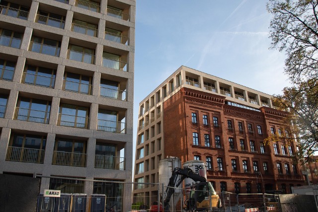 Fasadę dawnej szkoły przy ul. Drobnera obudowano nowoczesną architekturą