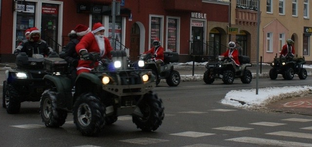 W akcji "Mikołajki 2010&#8221; wzięło udział ponad 50 osób przebranych w stroje św. Mikołaja, którzy przez miasto przejechali motocyklami, quadami, pojawiło się tam też kilka samochodów. 
