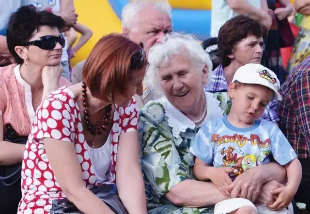 Muzyczne występy zgromadziły zarówno starszych jak i młodszych mieszkańców w Bębnowa.