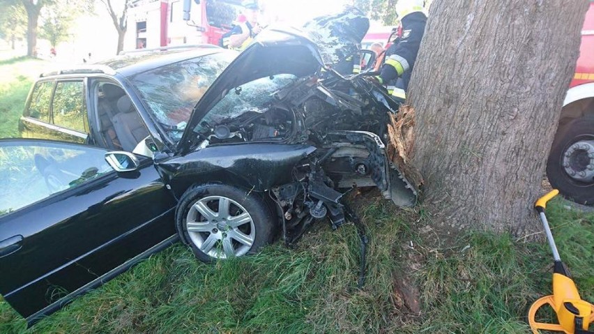 Szamotuły: Samochód uderzył w drzewo