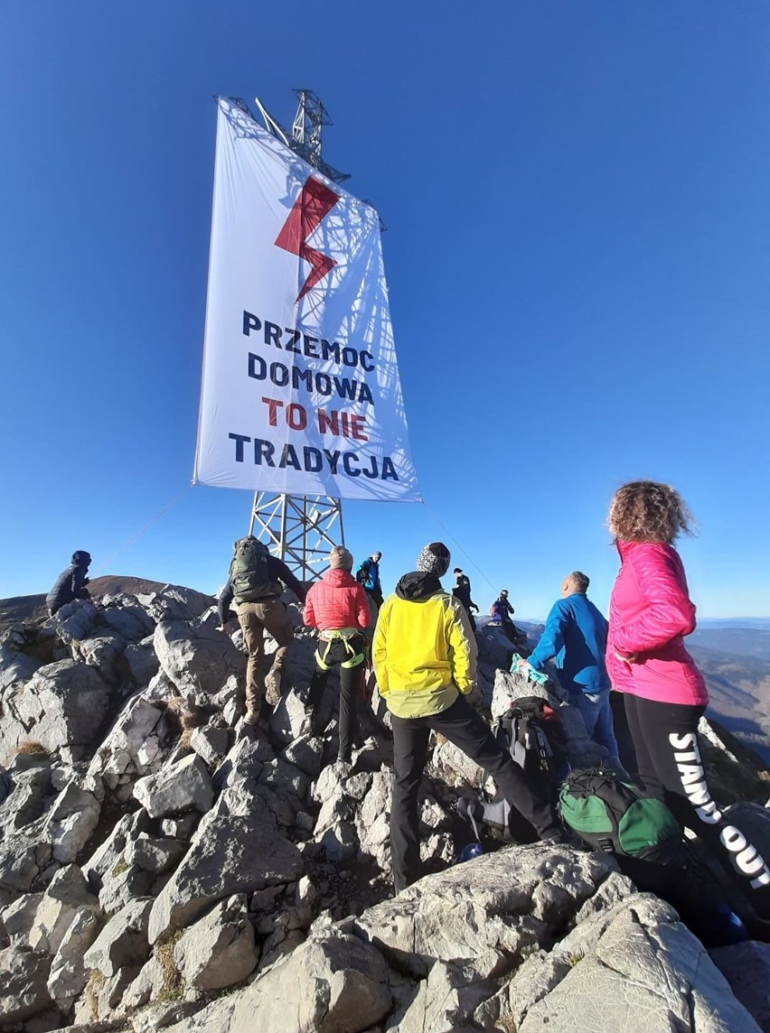 "Strajk Kobiet" wywiesił swój baner na krzyżu na Giewoncie. Górale dostaną szału! [ZDJĘCIA]