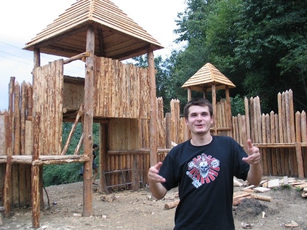 - W tym miejscu będzie drewniany gród warowny, największa budowla w naszej wiosce fantasy w Kuńkowcach &#8211; mówi Remigiusz Maciupa, koordynator projektu.