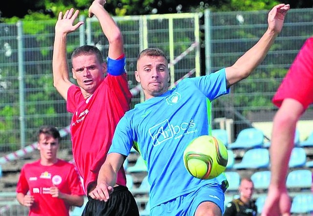 Paweł Łysiak (w niebieskim stroju), najlepszy w IV lidze strzelec Bałtyku (15 goli), w tym sezonie jeszcze nie trafił do siatki