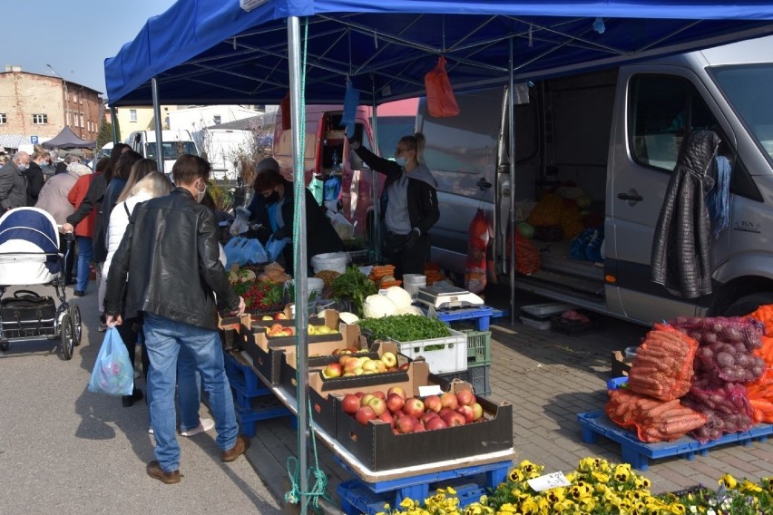 Handel na targowisku w Kościerzynie kwitnie. Cenny sadzonek, kwiatów, owoców i warzyw [ZDJĘCIA]