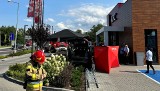 W Wadowicach samochód osobowy wjechał w ogródek restauracyjny KFC przy ulicy Lwowskiej. 4 osoby pojechały do szpitala