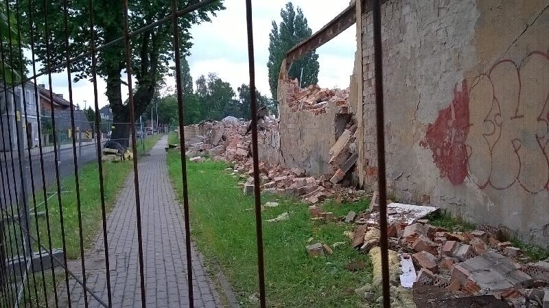 Ul. Jana z Kolna w Zielonej Górze: wyburzanie dawnej fabryki...