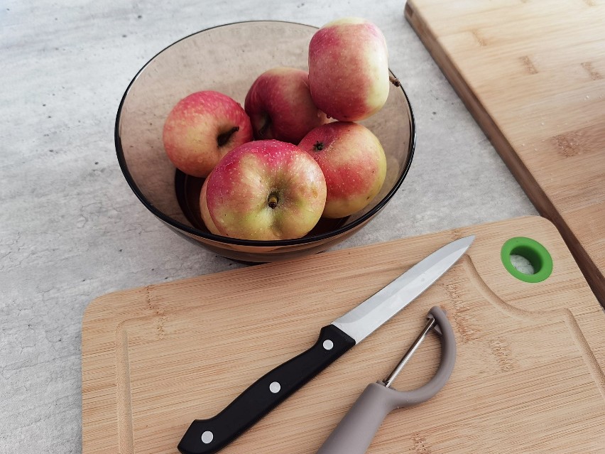 Przygotuj nadzienie z jabłek: owoce umyj i obierz. Pokrój...