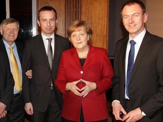 Na zdjęciu od lewej: Helmut Sauer, były deputowany CDU do Bundestagu, dyrektor DWPN Rafał Bartek, kanclerz Niemiec Angela Merkel oraz przewodniczący zarządu TSKN Norbert Rasch.