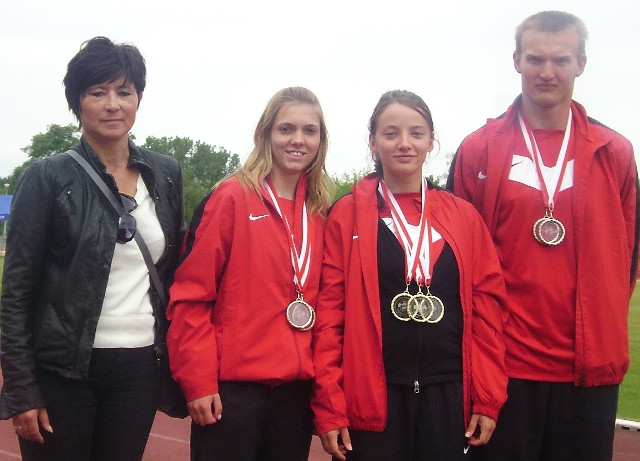 Natlia Jasińska z 3 złotymi medalami, Klaudia Maliszewska ze srebrnym i brązowym oraz  Łukasz Sulerzycki z dwoma srebrnymi - to dorobek grudziądzan w mistrzostwach Polski. Stoi z nimi trenerka Grażyna Chochliuk