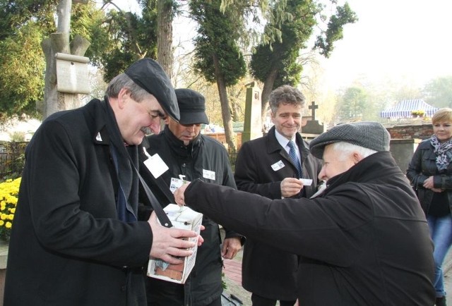 Na cmentarzu Starym w Kielcach pieniądze zbierał między innymi Prezydent Kielc, Wojciech Lubawski.