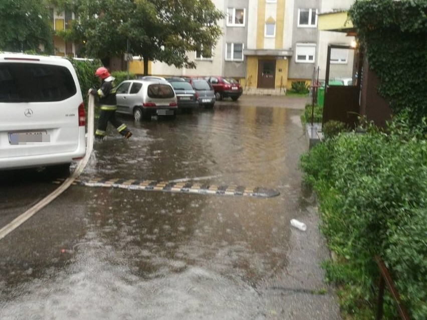 Deszcz znowu dał o sobie znać i zalał wiele ulic w regionie.