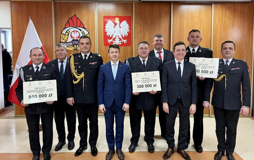 Poseł Bartłomiej Dorywalski ze strażakami i samorządowcami z...
