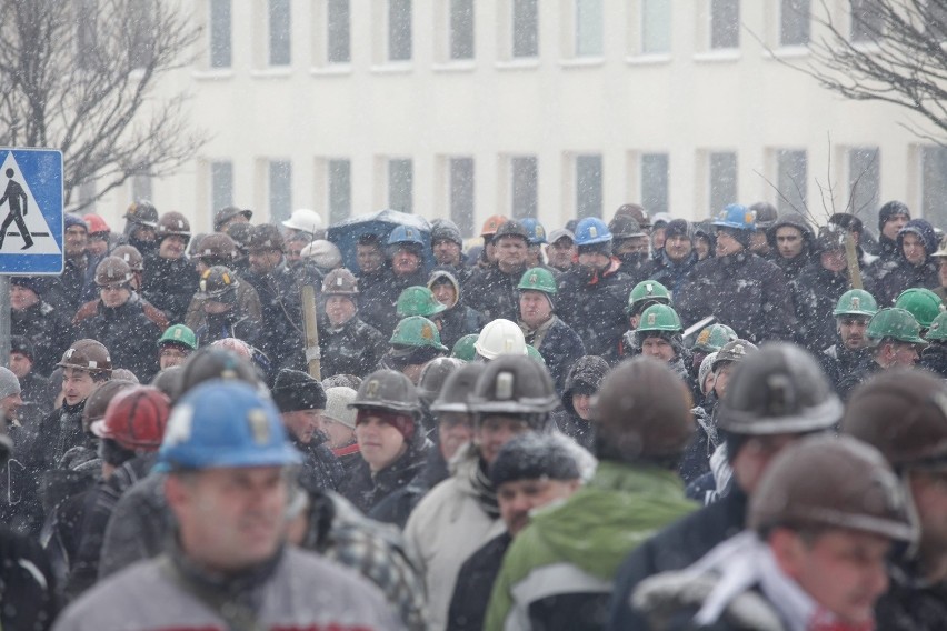 Strajk JSW: Bitwa górników z policją przed siedzibą JSW