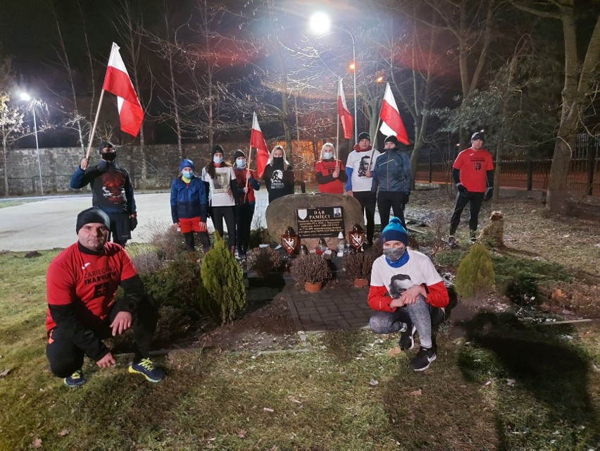 Członkowie Zabieganego Skaryszewa i strażacy - ochotnicy uczcili Żołnierzy Wyklętych wieczornym biegiem