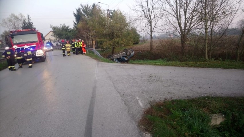 Tragiczny wypadek w Ratajach Słupskich. Samochód dachował, młody kierowca zginął na miejscu
