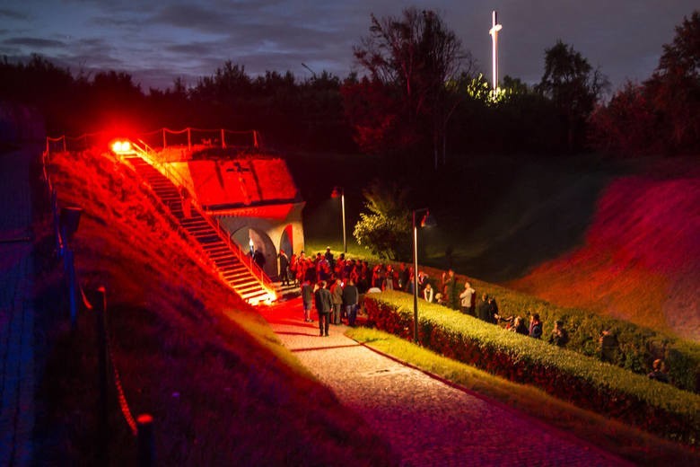 Spektakl "Noc i mgła" przypomina tragiczne losy więźniów...