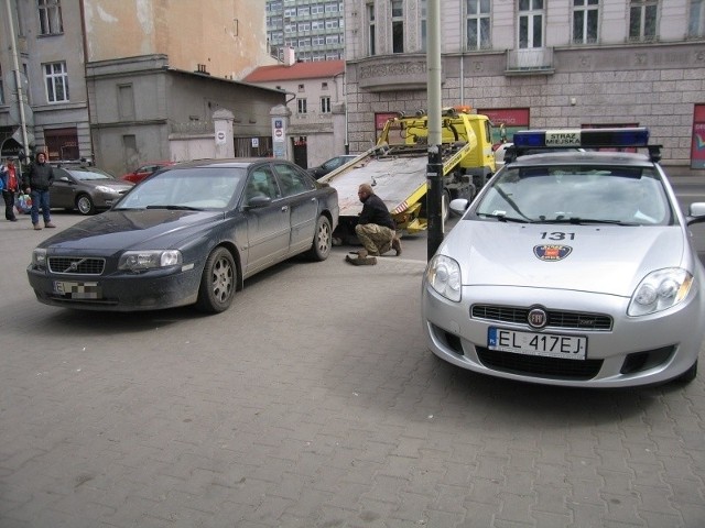 To volvo parkowało na chodniku w pobliżu skrzyżowania ul. Sienkiewicza z ul. Tuwima. 