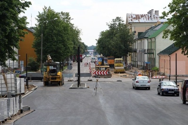 Kierowcy nie pozostawiają na nich suchej nitki. - Czy tych remontów nie można wykonywać w innej porze? - dopytują. - Nie dość, że jest piekielnie gorąco, samochodów dużo, to jeszcze wyłączają z ruchu kolejne drogi.