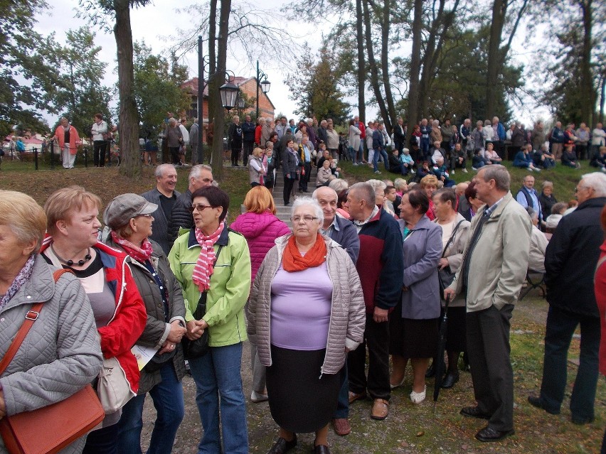 Za czym kolejka ta stoi, jak w czasach PRL? – Stoi za...