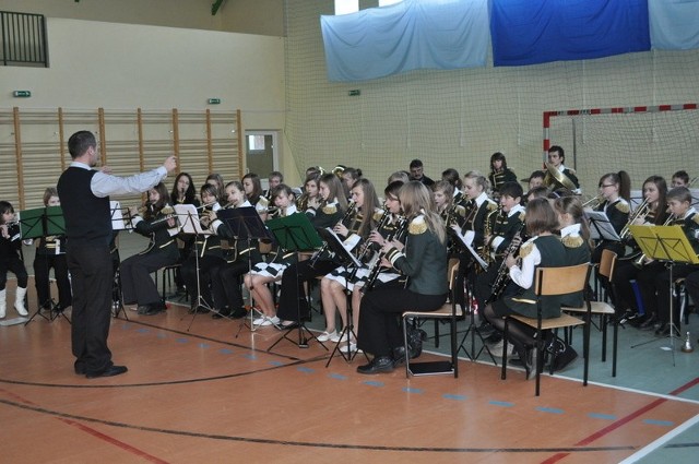 Koncert uświetniła Powiatowa Młodzieżowa Orkiestra Dęta Vox Cordium w Przysusze.