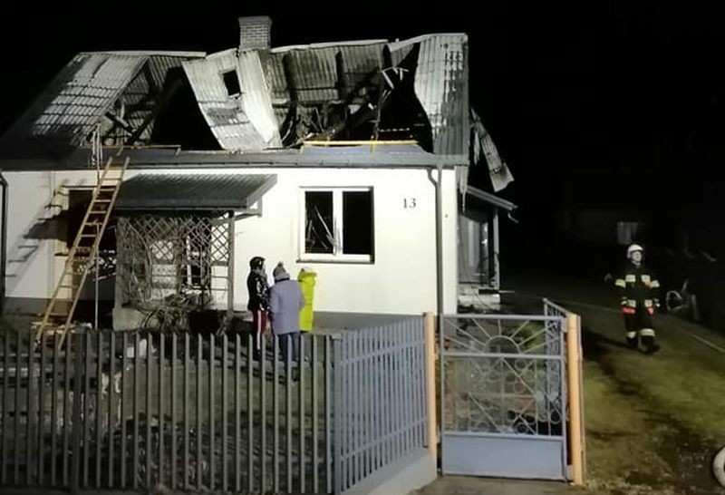 Pożar w gminie Szulborze Wielkie (pow. ostrowski). Palił się dom. 6.03.2021. Zdjęcia
