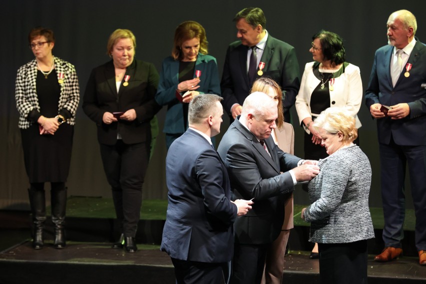 XII Małopolska Konferencja Publicznych Służb Zatrudnienia 2023. Medalami za długoletnią służbę wyróżniono 74 osoby
