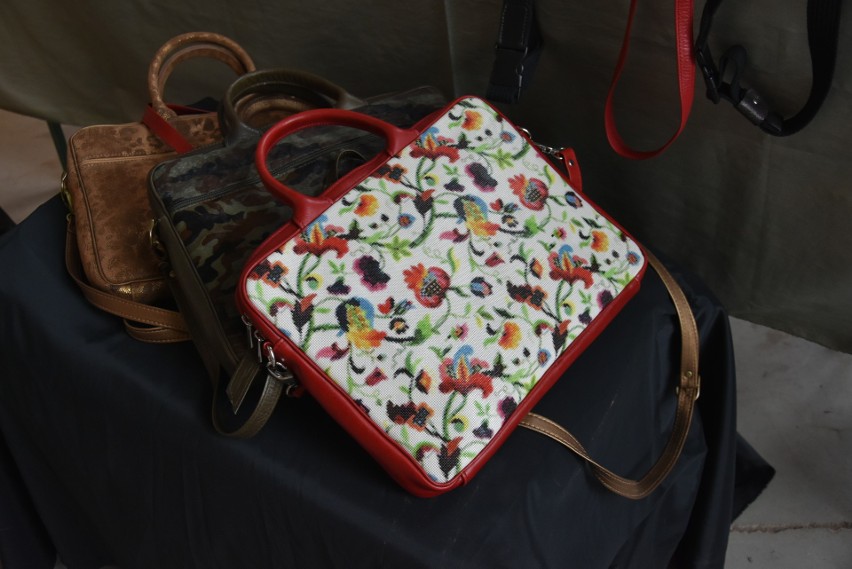 W kolorowe kwiatki, wojskową panterkę, z printem zwierzęcym - niepowtarzalna torba na laptop 