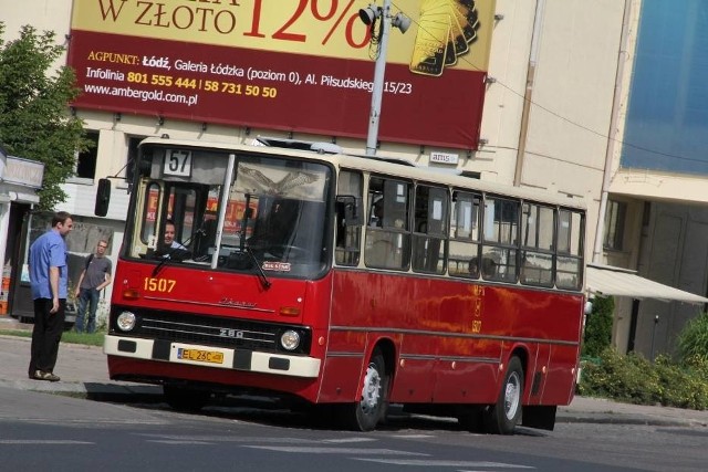 Pomiędzy wszystkimi muzeami kursować będą specjalne linie tramwajowe i autobusowe, które zapewnią łatwy przejazd między placówkami. Do obsługi tych linii przygotowano imprezowy tramwaj, w którym światła i muzyka umili podróż, oraz dzięki współpracy z Stowarzyszeniem Czerwony Ikarus, osiem zabytkowych pojazdów, które przyjadą do Łodzi z różnych miast Polski. Najstarszy będzie Mercedes O305 z 1977 r. Na trasach pojawią się również Ikarus 260, Ikarus 280, oraz Jelcz M11. Pojazdy wyprodukowane zostały w latach 80 i 90.Na kolejnych zdjęciach trasy i rozkład autobusów
