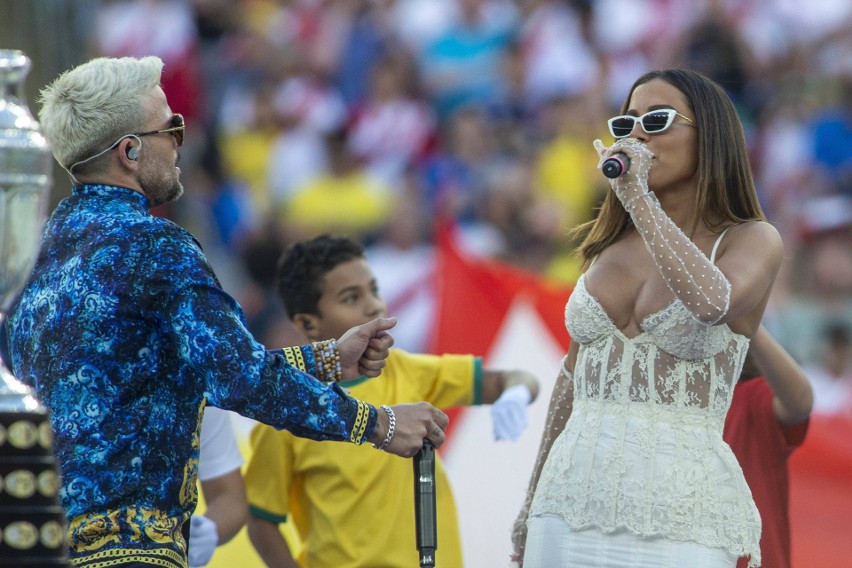 Anitta wraz z Pedro Capo zaśpiewała piosenkę "Downtown &...