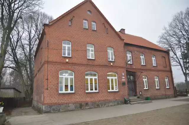 Budynek szkoły w Krosinie opustoszał już dwa lata temu, rodzice uważają, że tu mogłoby być przedszkole.
