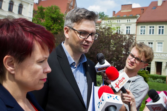 Joanna Czerska-Thomas i Michał Grzybowski (w środku) z .Nowoczesnej mówią o dofinansowaniu in vitro z budżetu Bydgoszczy.
