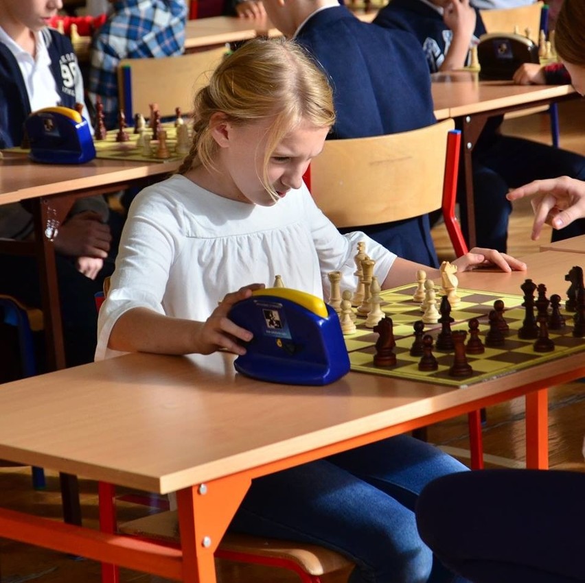 Młodzi szachiści na powiatowym turnieju w Więcławicach Starych