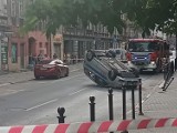 Groźny wypadek w Bytomiu. Ambulans dachował na ul. Piłsudskiego po zderzeniu z audi A6. Przewoził krew