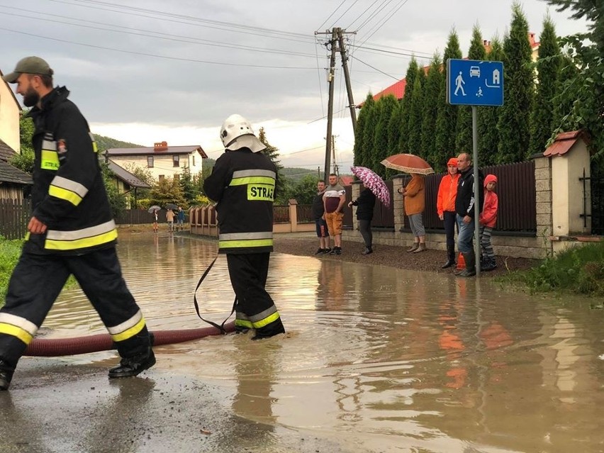 Woda zalała domy w okolicach Wadowic i Olkusza. Prawie wszystkie miejscowości pod wodą. Trwa akcja ratunkowa 4.07.2020