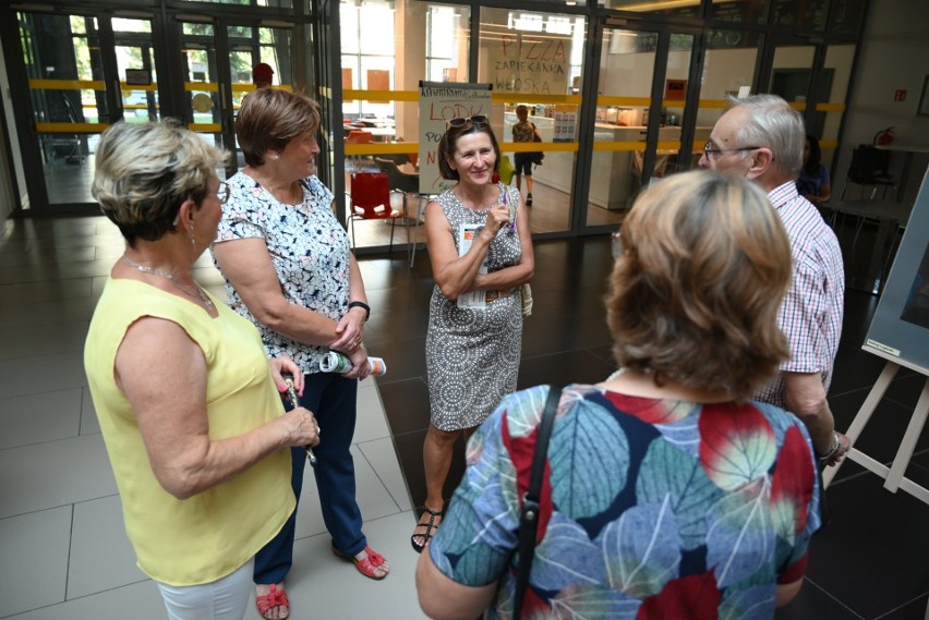 Wystawę prac plastycznych seniorów z Pionek otwarto w Kozienickim Domu Kultury. Zobacz zdjęcia