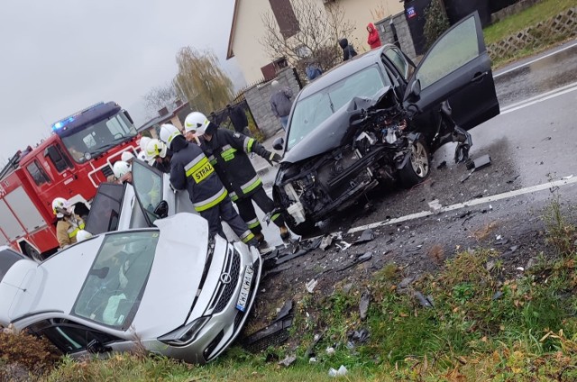 Tłuczań. Czołowe zderzenie na drodze powiatowej