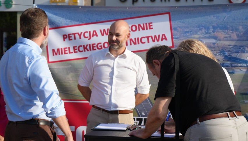 Akcja zbierania podpisów w Mielcu pod protestem przeciwko...