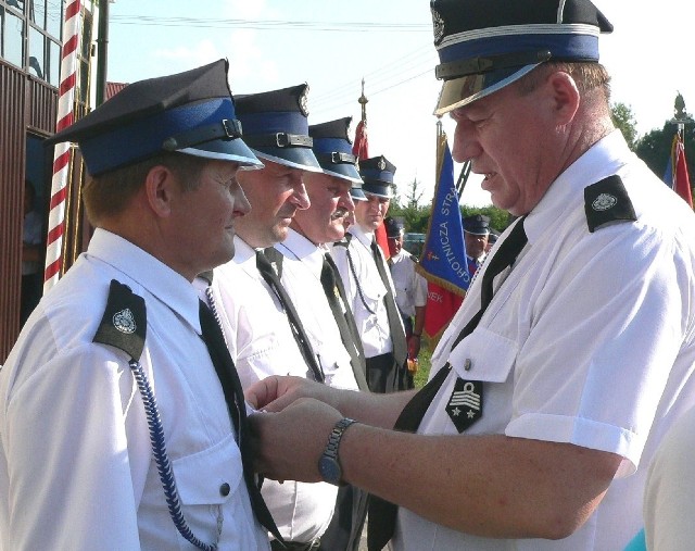 Prezes jednostki w Skotnikach, druh Zbigniew Klepacz, otrzymał medal z rąk Adama Pałysa, prezesa buskich struktur powiatowych Ochotniczych Straży Pożarnych.