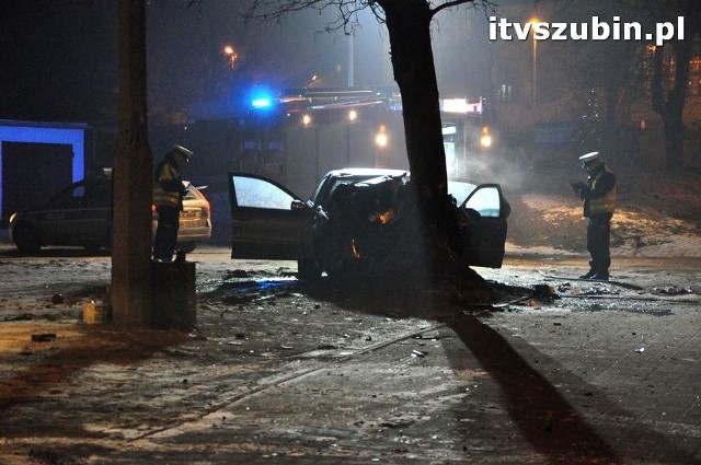 Krótko po godzinie 18.30 w Szubinie doszło do poważnego wypadku. Z nieustalonych jeszcze dotąd przyczyn samochód osobowy zjechał na pobocze i uderzył w drzewo. Na miejscu działania prowadzą policjanci i strażacy.Trzy osoby, które podróżowały samochodem, trafiły do szpitala. - Zostały zabrane na obserwację lekarską z potłuczeniami i podejrzeniami złamań - mówi oficer dyżurna stanowiska kierowania Komendy Państwowej Straży Pożarnej w Nakle.Na miejscu pracują jeszcze policjanci i strażacy. Zabezpieczane jest miejsce, w którym doszło do wypadku. Policja ustala, co było przyczyną tego zdarzenia.Dlaczego warto nosić odblaski? Mówi Sławek Piotrowski.