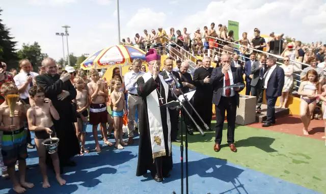 Tłumy na uroczystym otwarciu basenów ROSiR w Rzeszowie.WIADOMOŚCI Z RZESZOWA:Majtki, patelnie i stara szafa. Giełda (nie tylko) samochodowa