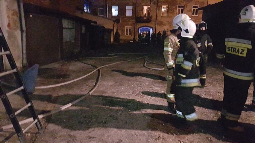 Strażacy gasli pożar mieszkania przy ulicy Piotra Skargi w...