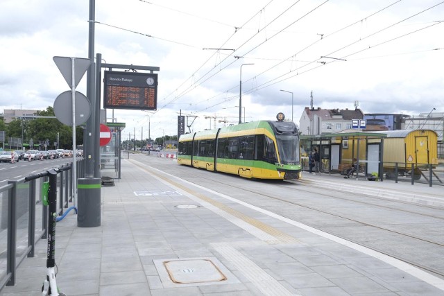 Od 13 grudnia kierowcy oraz pasażerowie MPK będą mogli przejechać przez częściowo zmodernizowane rondo Rataje. Cała inwestycja zostanie oddana do użytku wiosną 2022 roku.