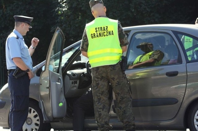 1783 samochodów skradziono w ubiegłym roku w Brandenburgii. Co trzeci  w przygranicznych gminach. Stąd coraz więcej wspólnych polsko-niemieckich patroli na granicy.   