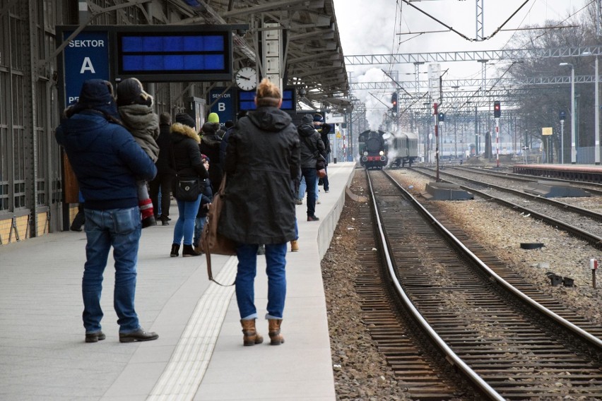 Pociąg z parowozem TKh 05353 wyjeżdża z Wrocławia Głównego,...